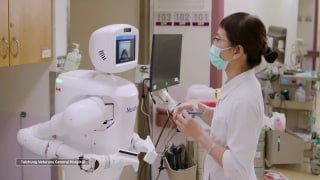 Робот‑ассистент Nurabot в больничном помещении рядом с медсестрой в маске; робот с манипуляторами и экраном доставляет лекарства и анализы.