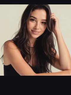 Портрет молодой женщины в студийном кадре — образ цифровой актрисы Тиллы Норвуд: улыбка, задумчивый взгляд, нейросетевой стиль фотопортрета.