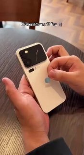 Руки держат смартфон с наклейкой Apple и картинкой 'тройной' камеры на задней панели — внешнее оформление устройства.