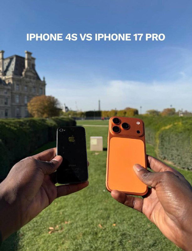 Две руки держат iPhone 4S и iPhone 17 Pro на фоне парка и старой архитектуры; кадр демонстрирует внешний вид устройств при сравнении камер.
