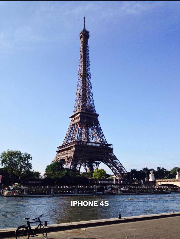 Снимок Эйфелевой башни с пометкой «IPHONE 4S» — фотография показывает, как выглядели кадры на старую модель при тех же условиях.
