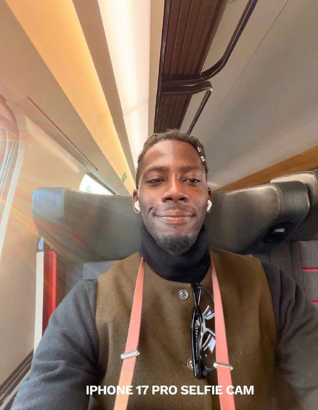 Селфи на iPhone 17 Pro с подписью «IPHONE 17 PRO SELFIE CAM» — яркий, более резкий кадр фронтальной камеры нового смартфона.