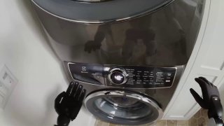 Рука робота Figure 03 с механическими пальцами приближается к бытовой технике — кадр демонстрирует манипуляционные возможности и точность захвата.
