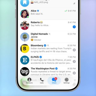 Скриншот списка чатов Telegram на фоне нового оформления, показаны сообщения, аватары и элементы меню приложения.