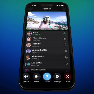 Скриншот группового звонка в Telegram в тёмной теме, видно участников, элементы управления звонком и реакции.