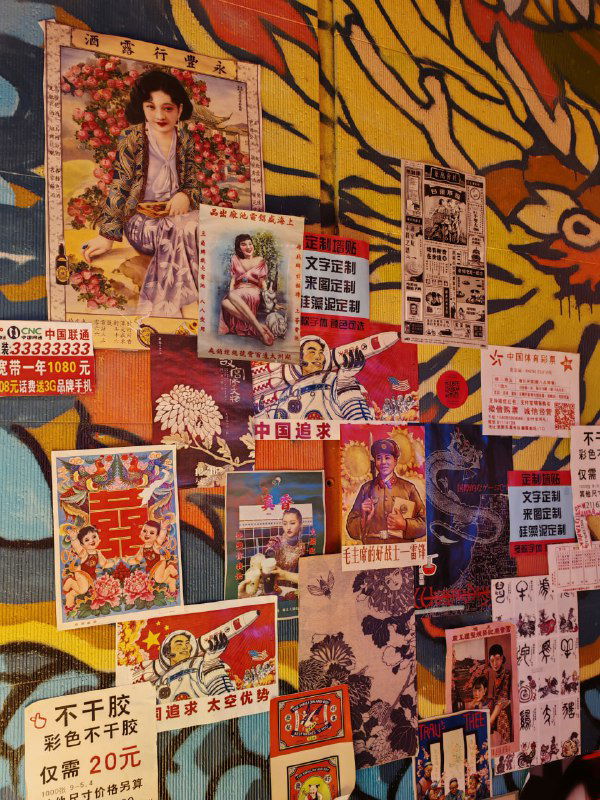 Стена с постерами, афишами и коллажами в стиле китайской уличной культуры — часть декора ресторана Чихо.