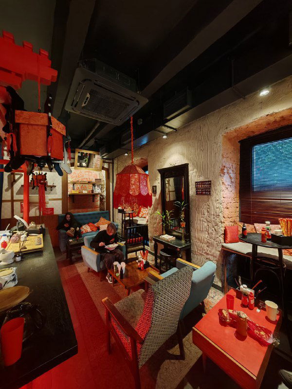 Зона посадки внутри ресторана Чихо: диваны, столы и традиционные китайские декоративные элементы в оформлении зала.