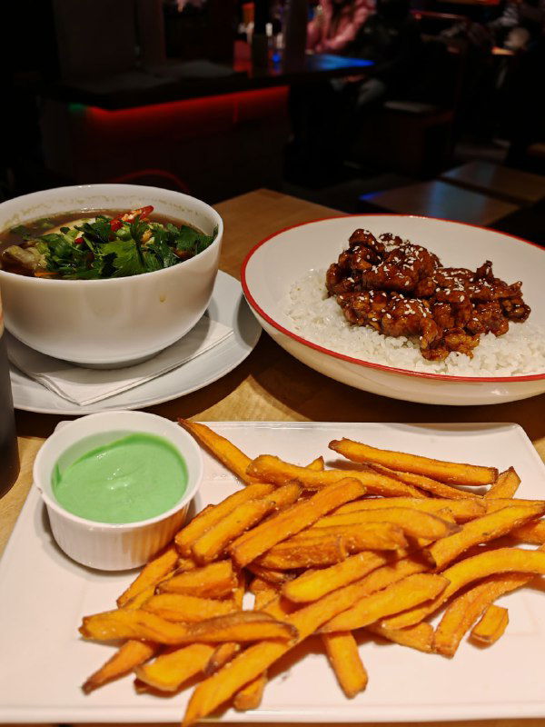 Блюдо на тарелке: батат фри с зелёным васаби-соусом и порция гарнира рядом — кадр с обзорного стола в Чихо.