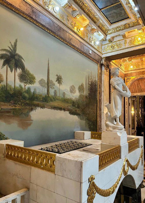 Роспись на стене и мраморная отделка рядом со скульптурой — детали роскошного оформления столовой в Центральном доме учёных