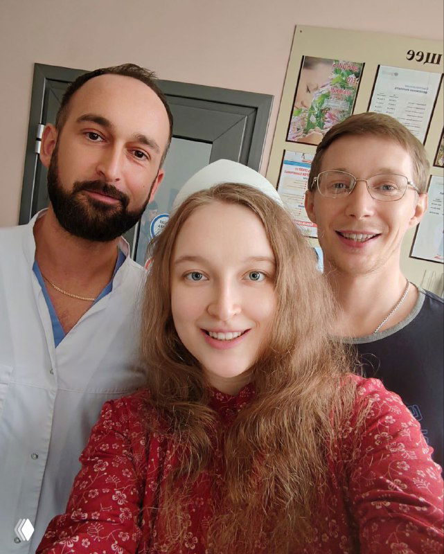 Селфи автора с двумя сотрудниками роддома на коридоре роддома Кострома: улыбающиеся лица, тёплая и заботливая атмосфера.