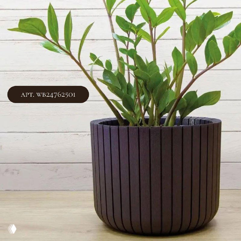 Тёмно-коричневое рифлёное кашпо с вертикальными линиями и зелёным растением на светлом деревянном фоне, натуральная фактура