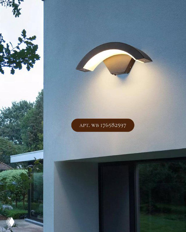 Настенный уличный светильник, прикреплён к фасаду дома, холодный белый свет, пример решения для входной зоны дачи.