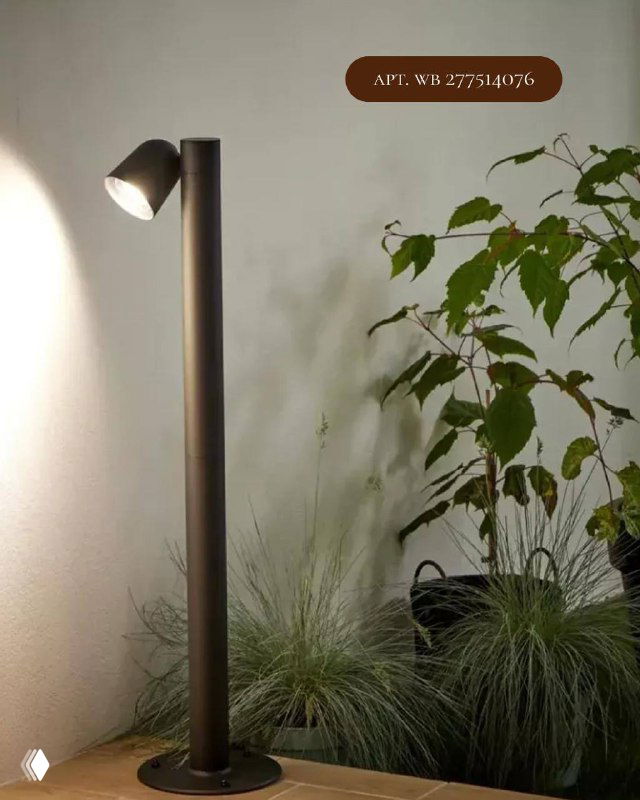 Столбовой садовый светильник на высокой стойке, направленный вниз — пример уличного освещения рядом с растениями и дорожками.