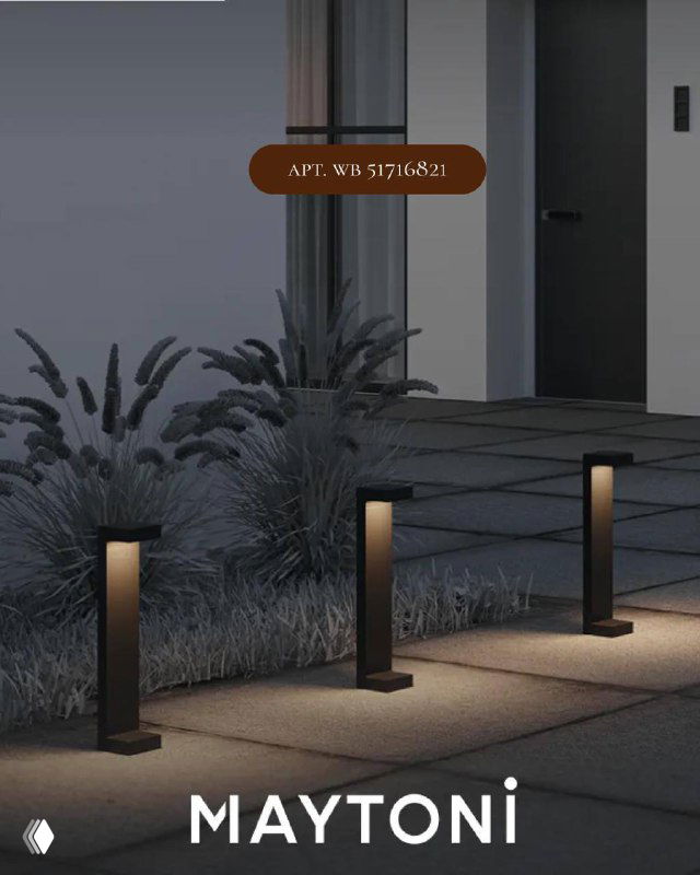 Ряд низких столбиков-светильников на территории перед входом, минималистичный дизайн, подсветка дорожки на дачном участке.