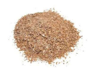 Кучка светло‑коричневых отрубей на белом фоне, иллюстрация бокаши — органического компонента удобрений с полезными микробами для почвы