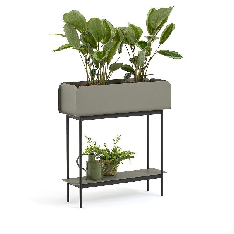 Высокий ящик для цветов из стали на ножках с декоративными растениями, пример современного оформления уличных клумб и компактной вертикальной зелени для балкона.