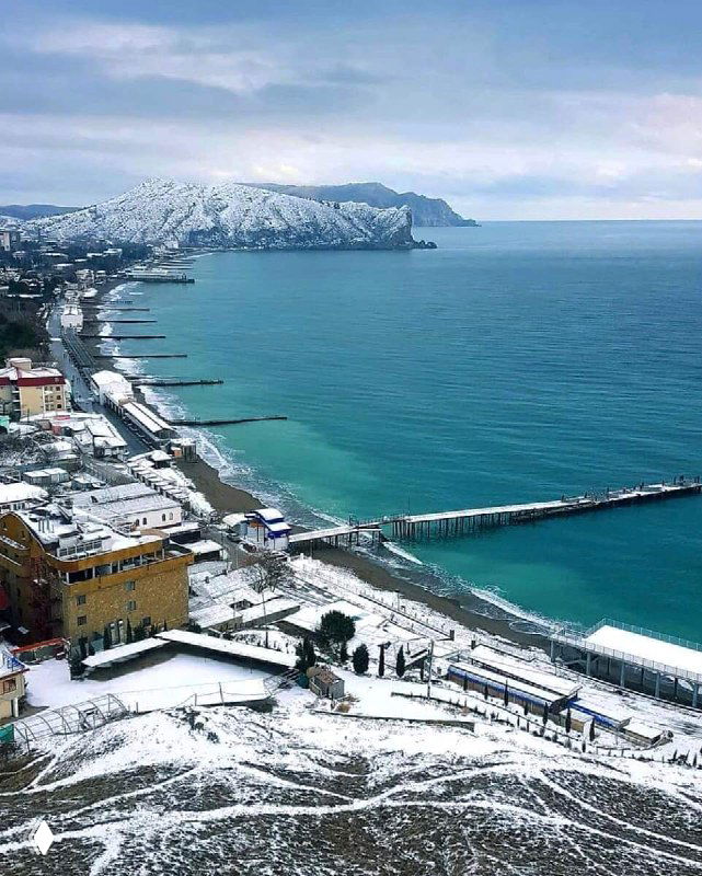 Зимний пейзаж Судака, Крым: заснеженное побережье, причалы и мыс на фоне моря — возможная локация для зимнего саморетрита.
