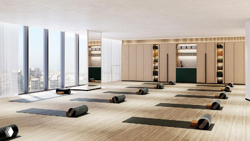 Студия групповых занятий с ковриками и оборудованием у больших окон и видом на городской пейзаж — демонстрация фитнес-компоненты Siro.