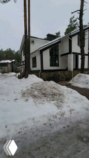 Фасад коттеджа и снежный двор в зимней локации: кадр с территорией парк‑отеля, где проводится упаковка фитнес‑ретрита и обсуждаются особенности продукта.