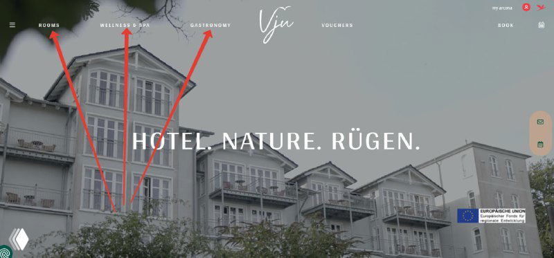 Чёрно‑белый снимок фасада курортного отеля с архитектурными деталями и стрелками‑пометками — демонстрация брендинга и позиционирования на сайте.