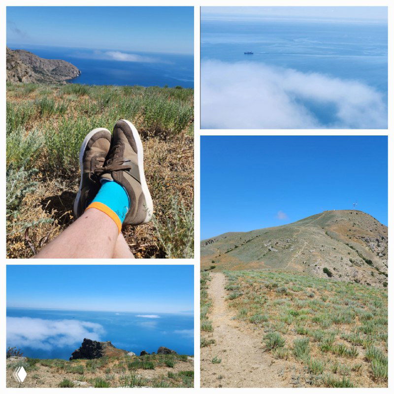 Коллаж с мыса Меганом: ноги в кроссовках на переднем плане, горная тропа, морской горизонт и плывущие облака под мысом