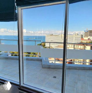 Вид на море и город из окон конференц-зала или террасы: панорамный ракурс, где пройдет деловая программа FitMarketers Hub в Сочи.