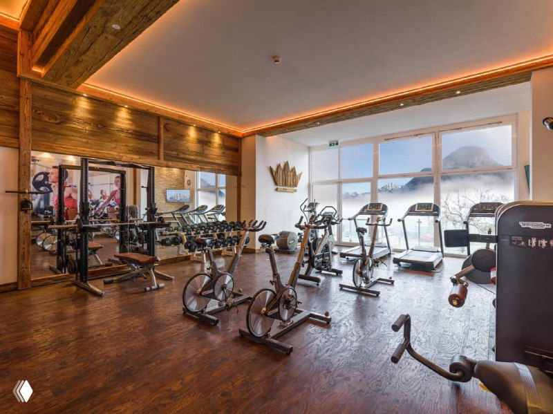 Гостиничный фитнес-зал: 3 беговые дорожки, эллипс, велотренажёры и сайклы, гантельный ряд, деревянный пол и панорамные окна.