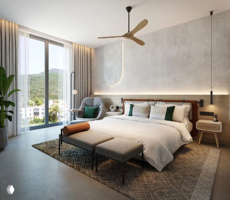 Минималистичный номер SIRO с большой кроватью, нейтральной палитрой и видом на зелёные склоны — спокойная атмосфера для отдыха после тренировок.