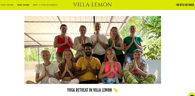 Участники йога-ретрита на веранде Villa Lemon в Индии: люди в позе «намасте», простая веранда и зелёный фон окружающей природы, групповой снимок.