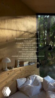 Интерьер деревянного домика в лесу с кроватью у окна и мягким светом; на фото наложен англоязычный текст — визуал для позиционирования медленного отдыха.