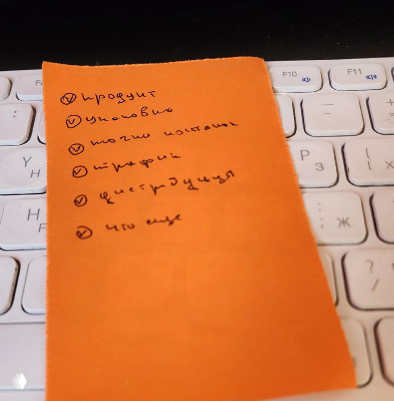 Оранжевый стикер с рукописным чек‑листом на фоне белой клавиатуры — рабочая заметка и план развития продукта, иллюстрация анонса конференции Bright Conf.