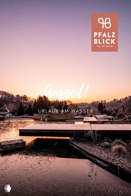 Постер с пирсом и спокойной гладью воды, слоган «Urlaub am Wasser» — визуализация отдыха у воды в wellness-отеле Австрии.