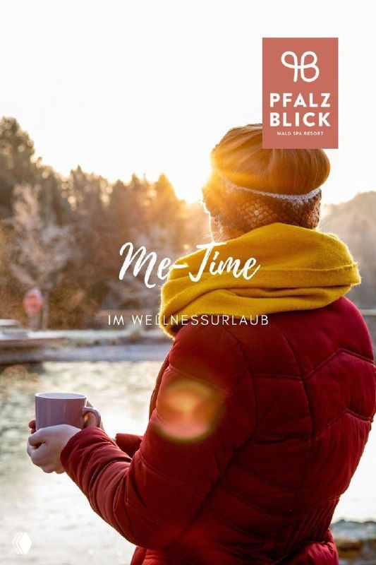 Человек в тёплой одежде с чашкой в руках у озера на фоне солнца — образ «Me-Time» для передачи уюта и паузы от рутины.