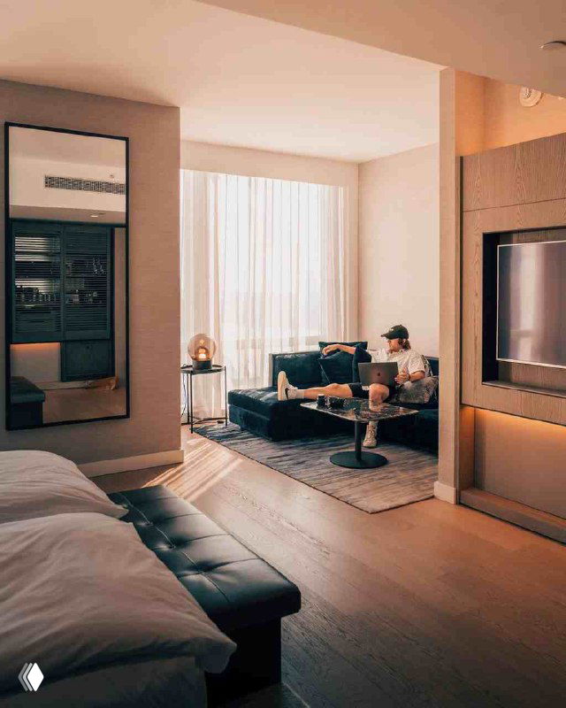 Комфортный городской номер с зоной отдыха у окна и минималистичной мебелью — интерьер и вид формируют ожидание у гостя.