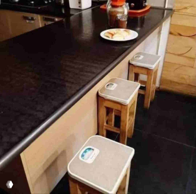 Барная стойка и три деревянных табурета с наклеенными весами на сиденьях — пример идеи брендинга для фитнес‑коллаба.