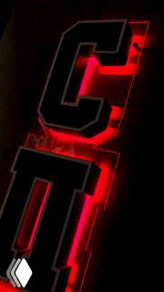 Вертикальное тёмное фото красной неоновой вывески с крупными буквами на фоне, атмосферный кадр в клубном стиле, передающий ночную эстетику.