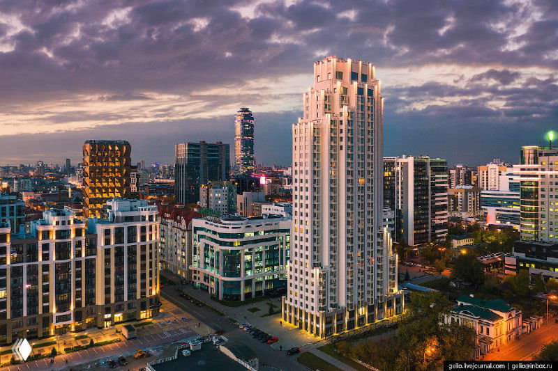 Небоскрёбы и урбанистический пейзаж, демонстрирующий масштаб города и потенциальную аудиторию делового туризма ивента.