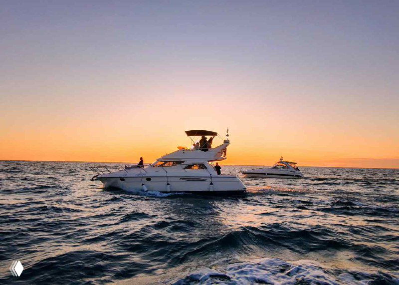 Яхты на морской глади при закате у курортного побережья, передающий атмосферу отдыха, предвкушения и расслабления для участников Bright Camp.