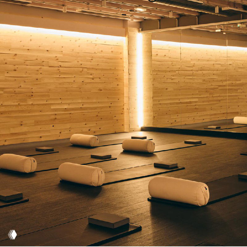 Зал для йоги и растяжки в ForestHouse: коврики, валики и приглушённое тёплое освещение, пространство организовано для спокойных практик и восстановления.