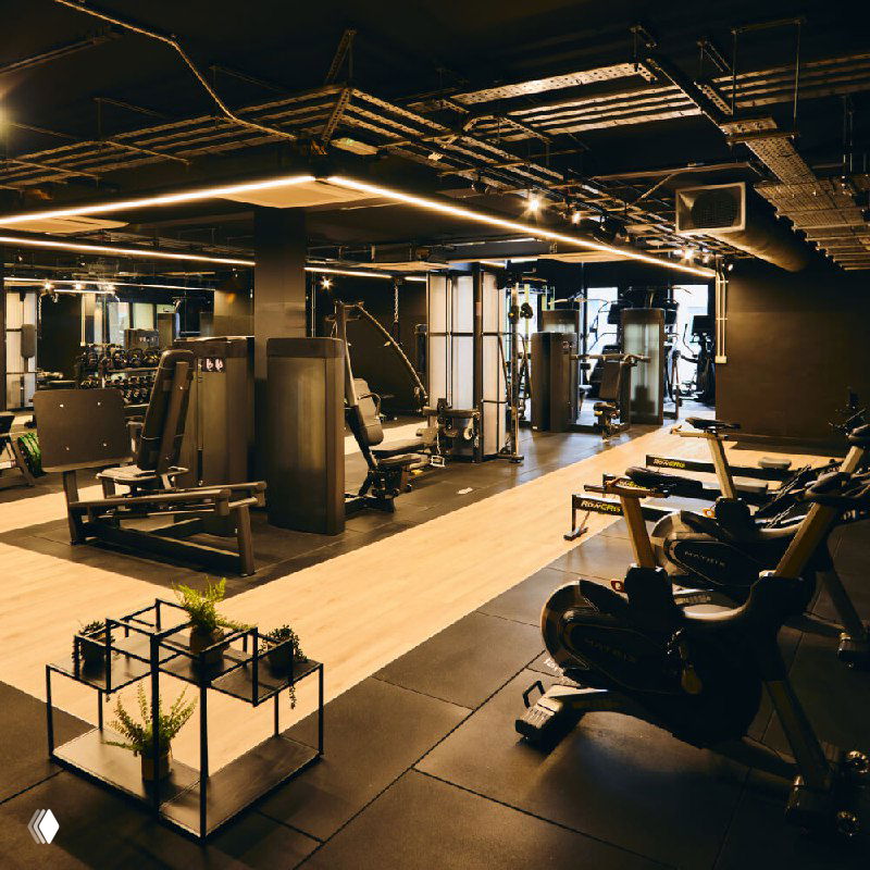 Тренажерный зал ForestHouse: свободные веса и кардиотренажёры, современное оборудование и просторная зона для индивидуальных тренировок и силовой работы.