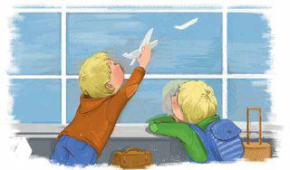 Дети в аэропорту у большого окна: два мальчика запускают бумажный самолётик на фоне вылетающего самолёта, сцена ожидания рейса.