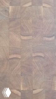 Крупный план деревянной поверхности с выраженной текстурой и плиточным узором — нейтральный фон для раскладов и фотосессий карт.