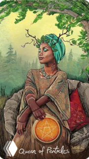 Иллюстрация Королевы Пентаклей: женщина в тюрбане на природе с символом пентакля, выглядит практично, спокойно и рассудительна.