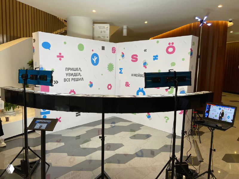 Сборка 3D‑фотозоны Bullet Time: кольцевая конструкция с камерами и мониторами, установленная в зале для создания объёмных «живых» фотографий гостей мероприятия.