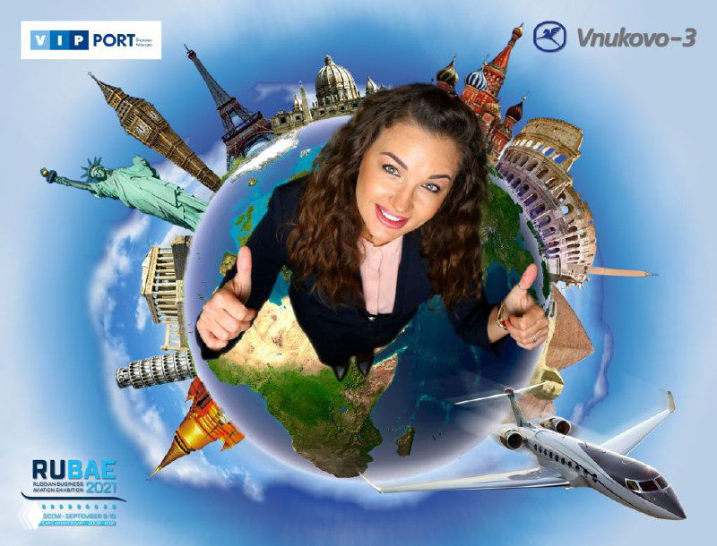 Улыбающаяся женщина на фоне эффекта «маленькой планеты»: коллаж с мировыми достопримечательностями, самолётом и логотипами — рекламная фотозона Little Planet.