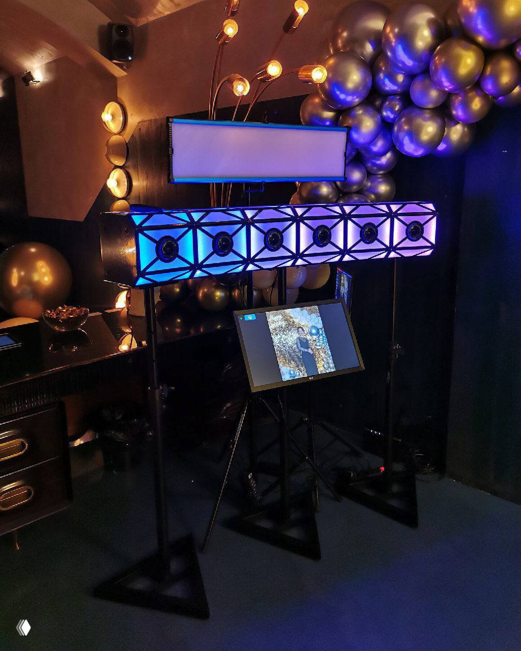 Компактная установка Bullet Time с рядом камер и сенсорным экраном на стойке, демонстрация оборудования для 3D‑селфи в ограниченном пространстве.