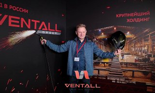 Мужчина с каской на фоне бренд‑баннера Ventall держит реквизит; кадр демонстрирует работу Bullet Time фотозоны на мероприятии.
