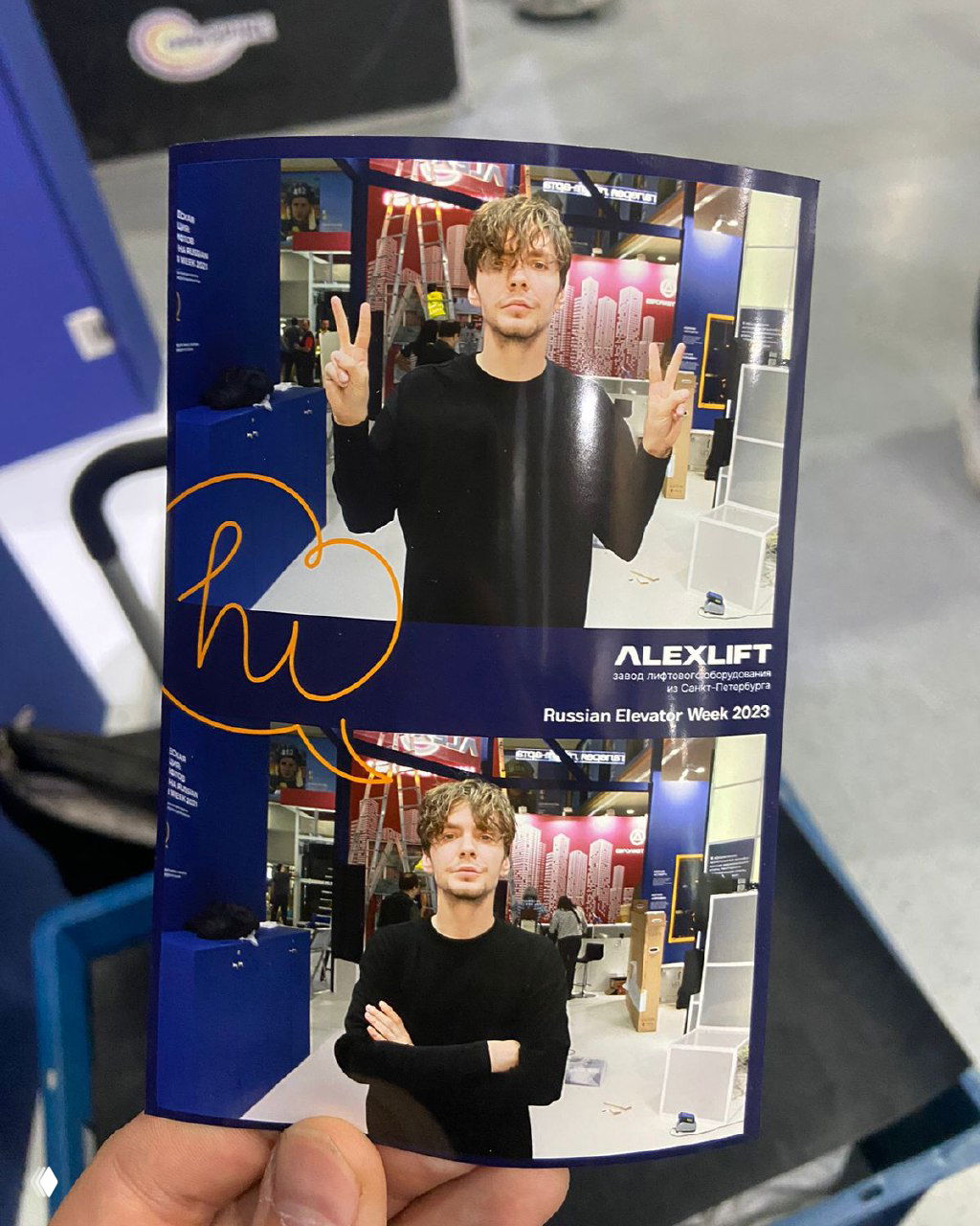 Отпечатанные фотографии в руках у посетителя: две горизонтальные фотографии с портретами, пример готового сувенира после съёмки в фотостойке