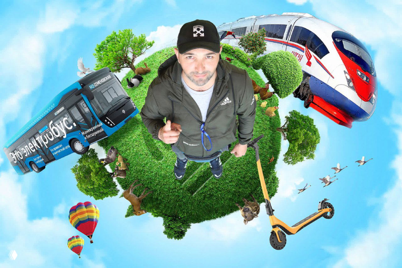 Человек в центре эффекта «маленькой планеты» на зелёном шаре, вокруг которого видны автобус, поезд, электросамокат и воздушные шары на фоне голубого неба.