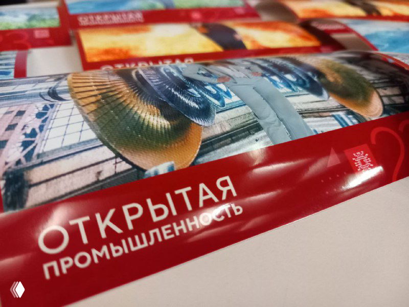Лист отпечатанных фотографий с красной этикеткой «ОТКРЫТАЯ ПРОМЫШЛЕННОСТЬ», демонстрация качества печати сувениров выездной фотостудии